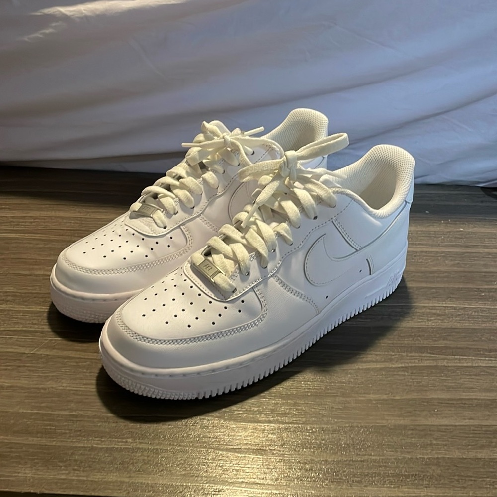 White Nike Air Force 1 unisex